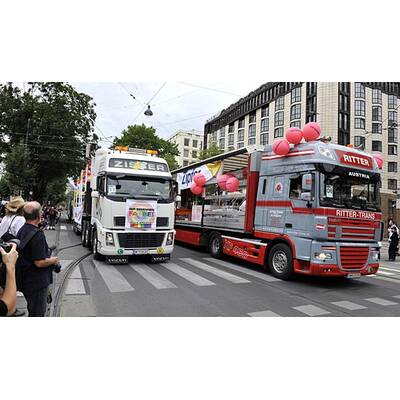 Tausende feiern Homosexuellen- und Transgender-Demo.