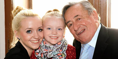 Heute fliegt Lugner sein "Spatzi" ein