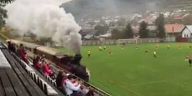 HIER fährt ein Zug mitten durchs Fußball-Stadion