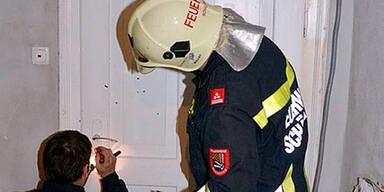 Feuerwehr &ouml;ffnet T&uuml;r