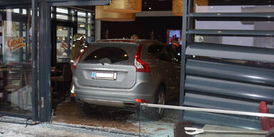 Mistelbach Auto rast in Café