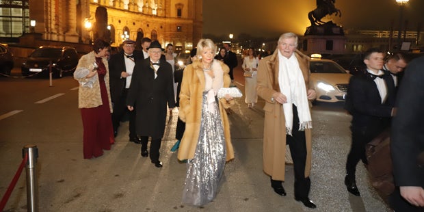 Tausende gegen Rechts-Ball auf Straßen