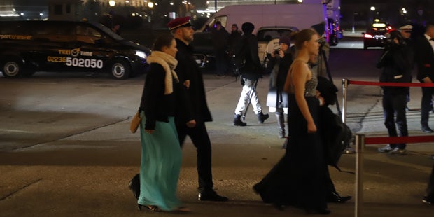 Tausende gegen Rechts-Ball auf Straßen