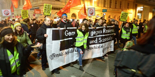 Tausende gegen Rechts-Ball auf Straßen