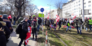 Demonstranten machen Sitzstreik am Gürtel