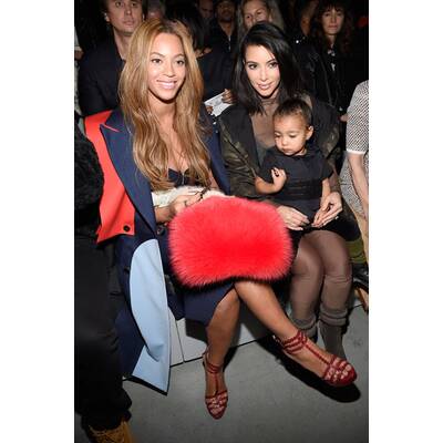 Kim Kardashian zerrt Nori zur Fashion Week