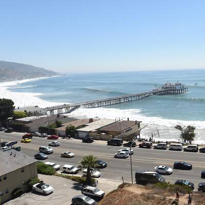 Ein Sanddamm an der Küste