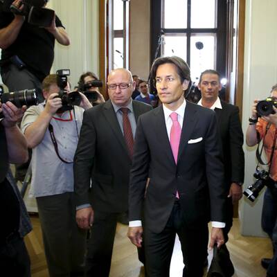 KHG überraschte mit einer rosa Krawatte