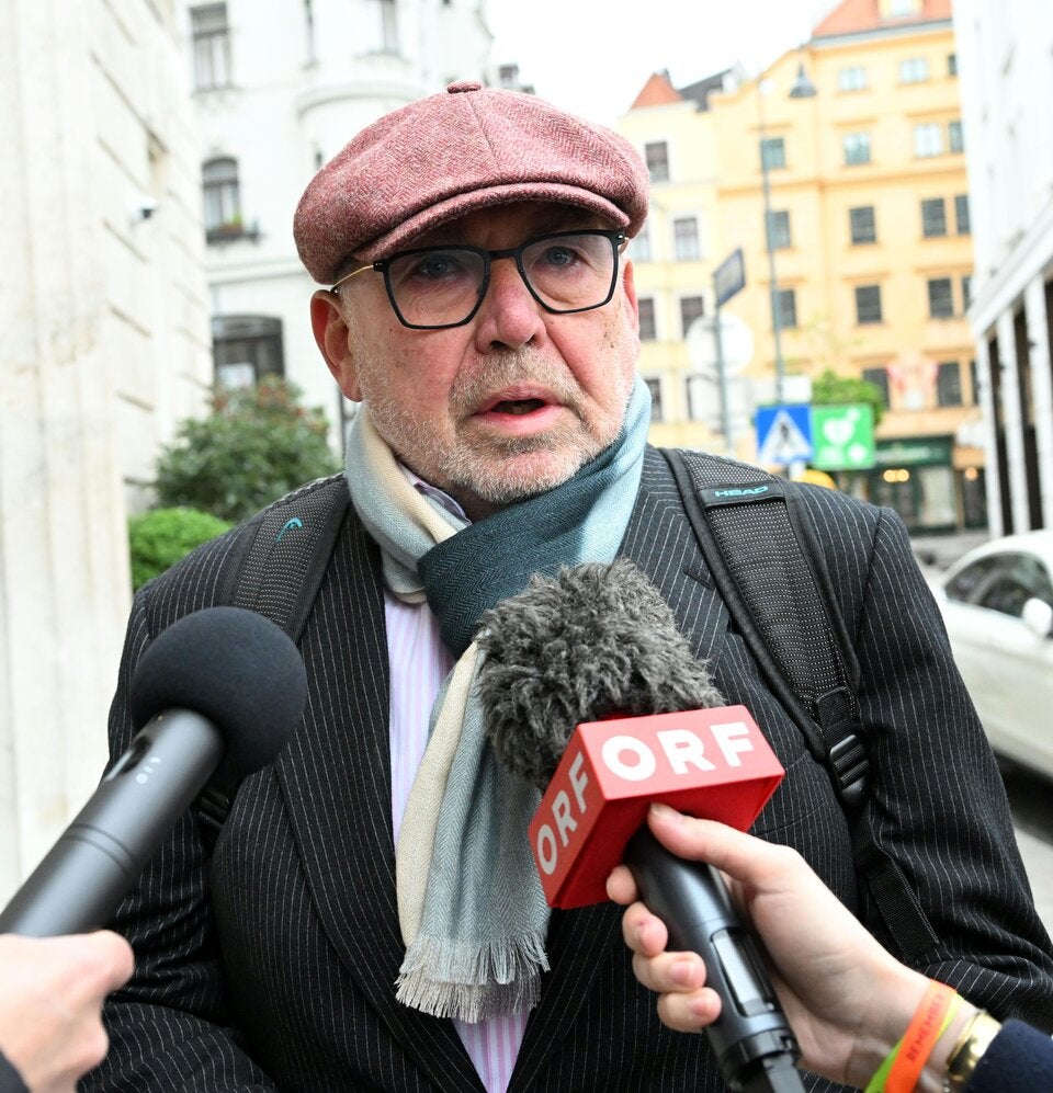 Ex-Bundeskanzler und Ex-SPÖ-Chef Alfred Gusenbauer auf dem Weg zur Signa-Hauptversammlung.