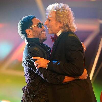 Umarmungen und Abschiedstränen.