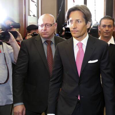 KHG überraschte mit einer rosa Krawatte