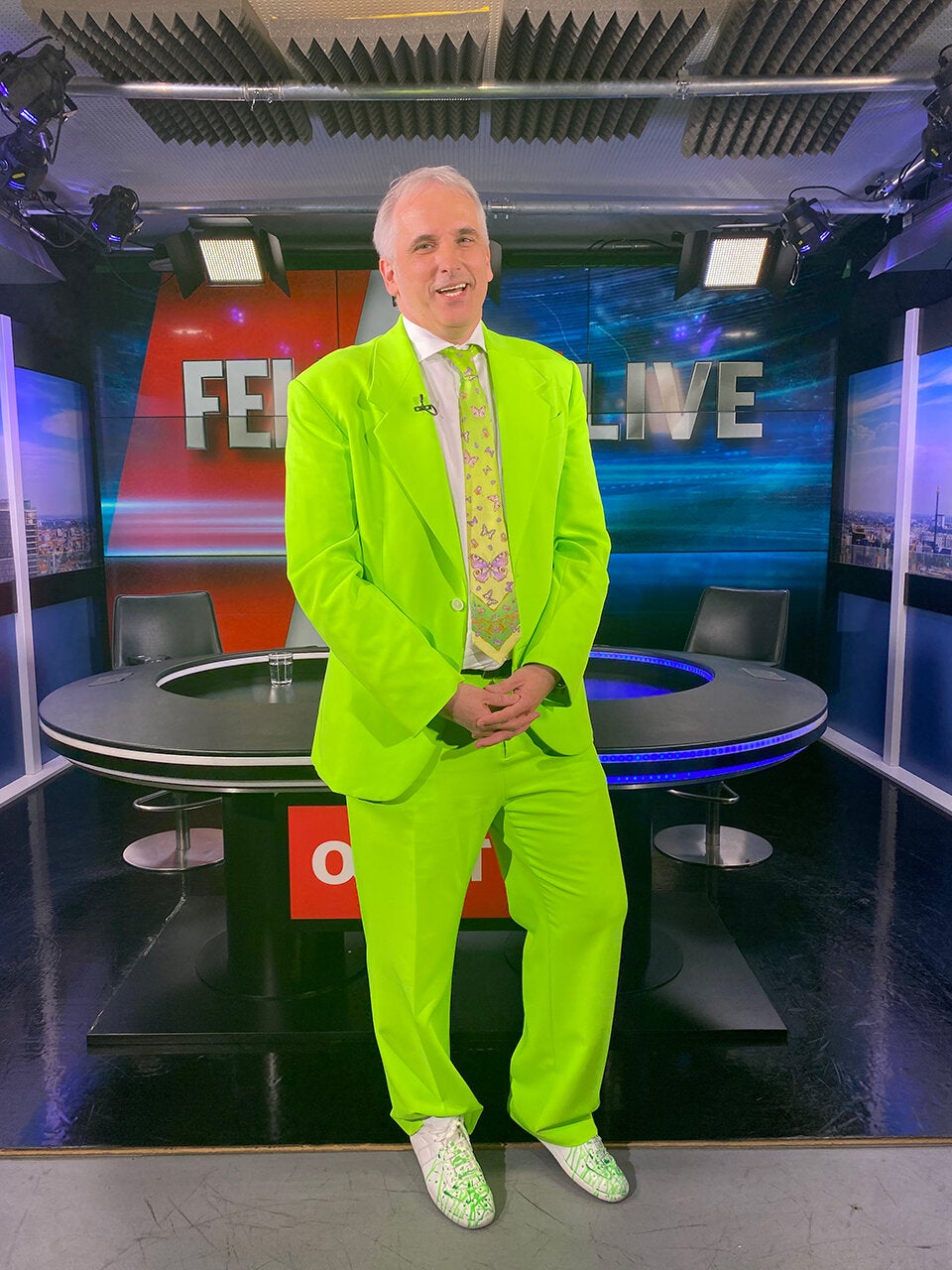 Netz lacht über neongrünen Anzug von Anwalt im Grasser-Prozess