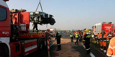 Crash mit Mini: Brennender Motorblock auf S33