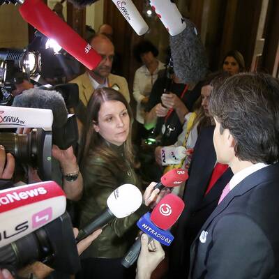 KHG überraschte mit einer rosa Krawatte