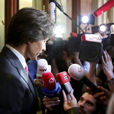 KHG überraschte mit einer rosa Krawatte