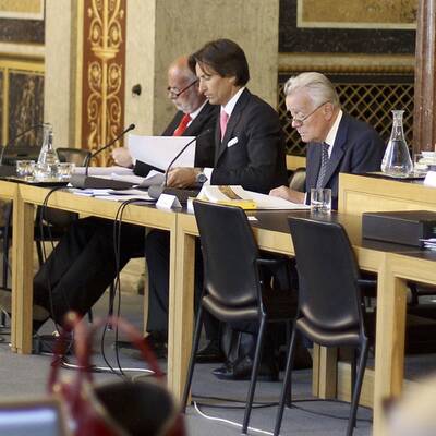 KHG überraschte mit einer rosa Krawatte