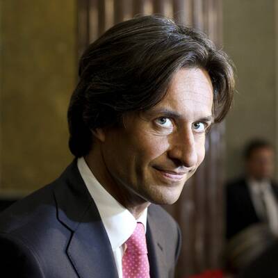 KHG überraschte mit einer rosa Krawatte