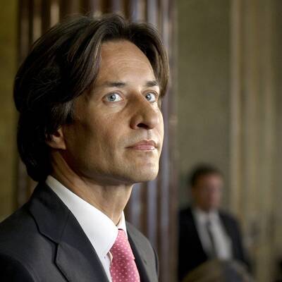 KHG überraschte mit einer rosa Krawatte