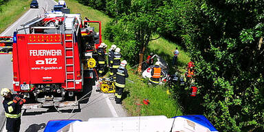 Frau (32) stirbt nach Crash gegen Baum 