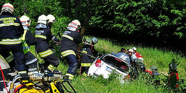 Frau (32) stirbt nach Crash gegen Baum 