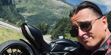 Gabalier mit Motorrad über den Glockner