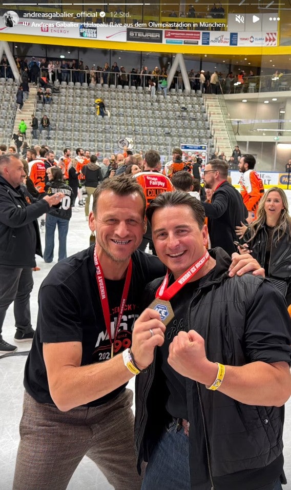 Andreas Gabalier mit Graz 99ers-Präsident Herbert Jerich.