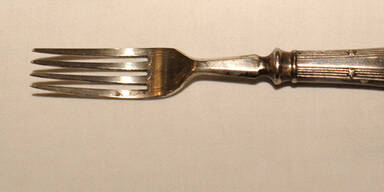 Sohn sticht mit Gabel auf Vater ein