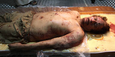 Gaddafis Leiche in Lagerhalle