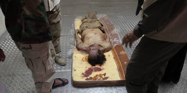 Gaddafis Leiche in Lagerhalle