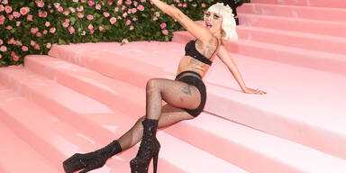 Met-Gala: Lady Gaga strippt am Red Carpet