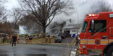 Flugzeug stürzt auf Wohnhaus - 6 Tote