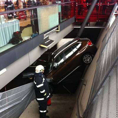 Auto krachte über Stiege ins Parkdeck