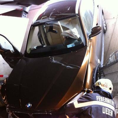 Auto krachte über Stiege ins Parkdeck