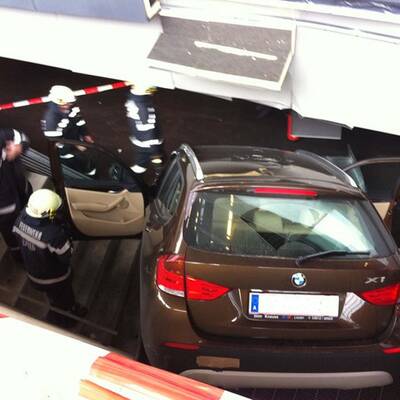 Auto krachte über Stiege ins Parkdeck