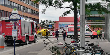 Betrunkener Mann st&uuml;rzt auf Gleise der U3