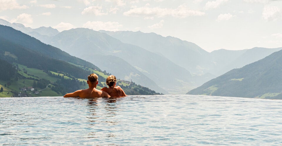 Schwimmen mit Aussicht ins Hochtal. 