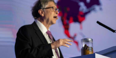 Bill Gates schockt mit Glas voll Kot