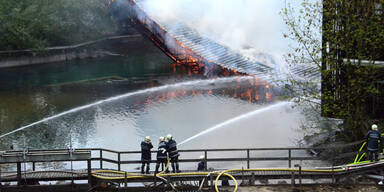 Fabrikshalle in Flammen - Gro&szlig;einsatz