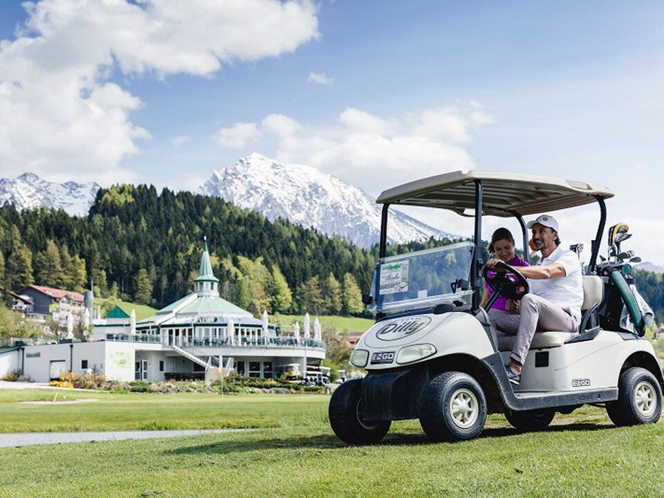 Dilly – Das Nationalpark Resort/Windischgarsten. Der 18-Loch-Golfplatz ist so konzipiert, dass man vom Clubhaus aus jeweils zweimal 9 Bahnen vom Clubhaus ausgehend und wieder zurückspielen kann.