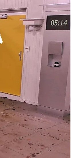 Die gelbe Tür im Außenbereich führt in den geheimen Raum