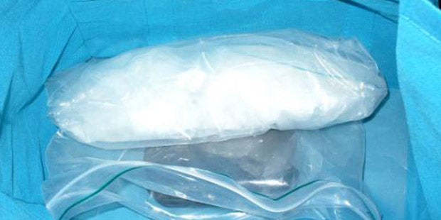 Opa schmuggelt Drogen im Gehstock