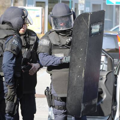 Eine Person wurde durch drei Schüsse verletzt