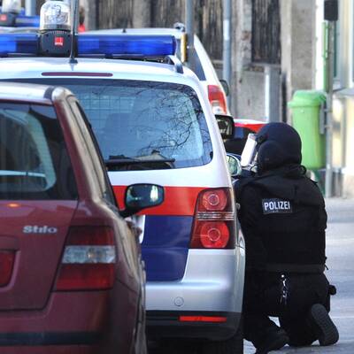 Eine Person wurde durch drei Schüsse verletzt