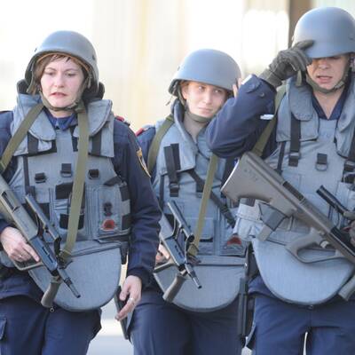 Eine Person wurde durch drei Schüsse verletzt