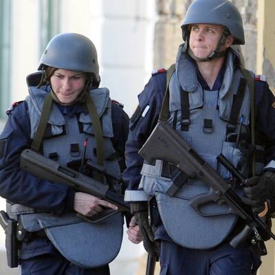 Eine Person wurde durch drei Schüsse verletzt