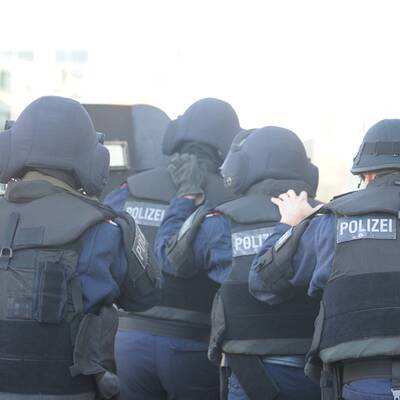 Eine Person wurde durch drei Schüsse verletzt