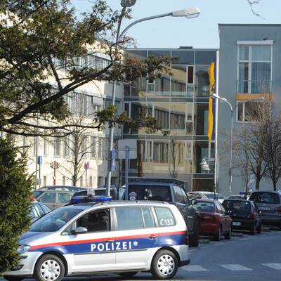 Eine Person wurde durch drei Schüsse verletzt