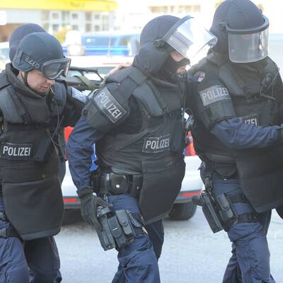 Eine Person wurde durch drei Schüsse verletzt