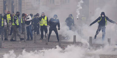 Schock-Video: Gelbwesten pl&uuml;ndern Apple-Store