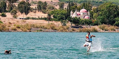 Pole läuft über den See Genezareth